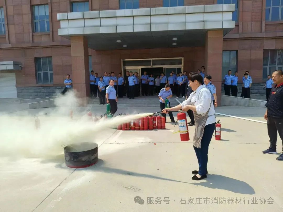 ″人人讲安全、个个会应急、查找身边隐患”——协会开展“安全生产月”消防安全专题培训(图3) ″人人讲安全、个个会应急、查找身边隐患”——协会开展“安全生产月”消防安全专题培训(图3)